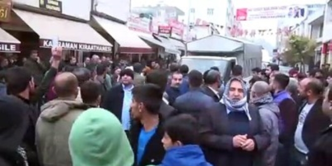 Elektrik kesintisini tabut taşıyarak protesto ettiler