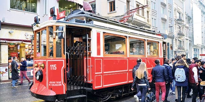 Taksim'de intihar girişimi! Tramvay seferleri durduruldu