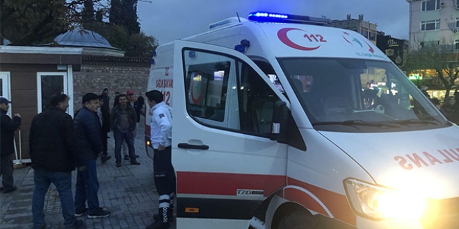 Yoldan ge�en gen� k�z�n �zerine 'kap�' devrildi