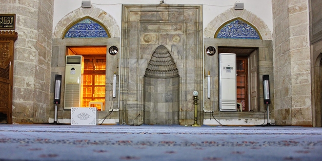 Antalya'da tarihi caminin çinilerinin çalındığı iddiası