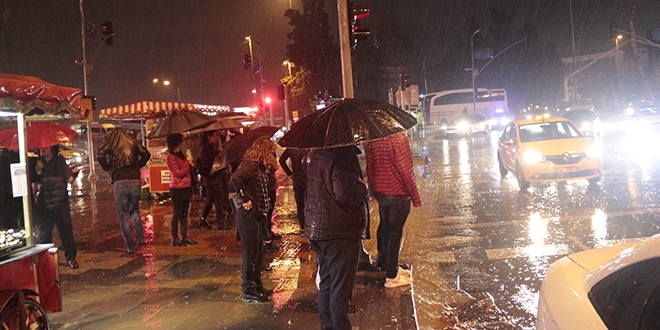İstanbul'da sağanak yağış etkisini göstermeye başladı