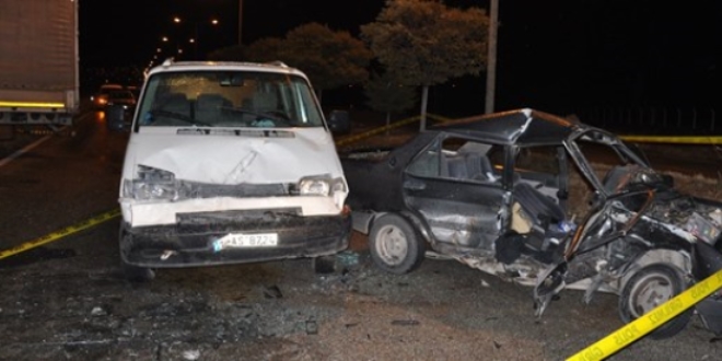 Kırşehir'de otomobil ile minibüs çarpıştı: 2 ölü, 3 yaralı