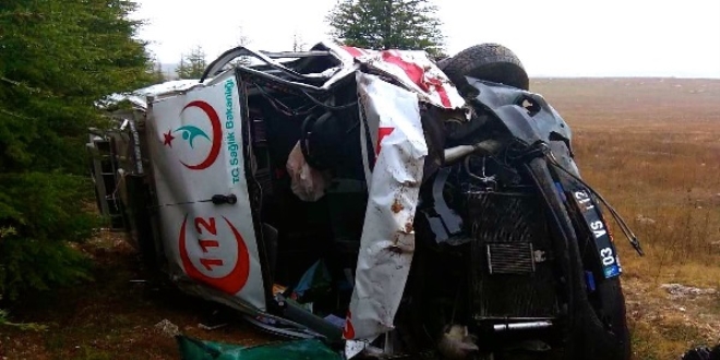 Eskişehir'de ambulans devrildi: 3 yaralı