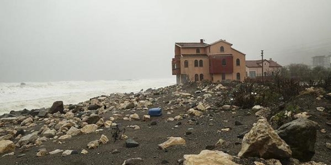 Karadeniz'de dalgalar sahil eridinde zarar verdi