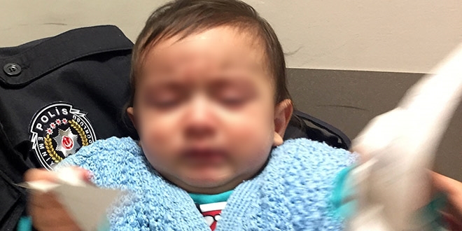 8 ayl�k bebe�i soka�a b�rak�p ka�t�lar