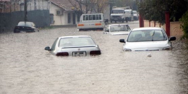 Antalya'da kuvvetli yağış etkili oldu