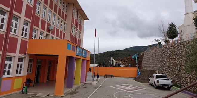 Bal�kesir'de okul bah�esinin istinat duvar� ��kt�