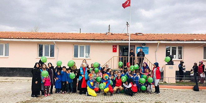 �niversite ��rencileri k�yde ya�ayan �ocuklar� sevindirdi