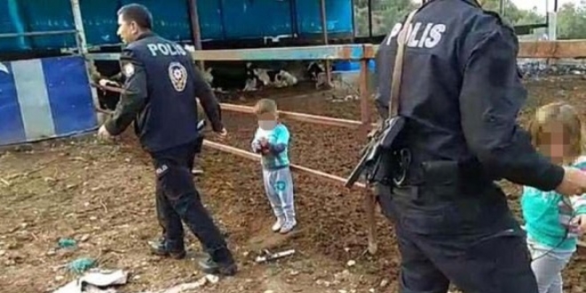 Babalarının çite bağladığı 2 çocuğu polis kurtardı