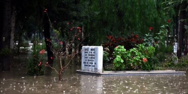 Mersin'de mezarlığı su bastı