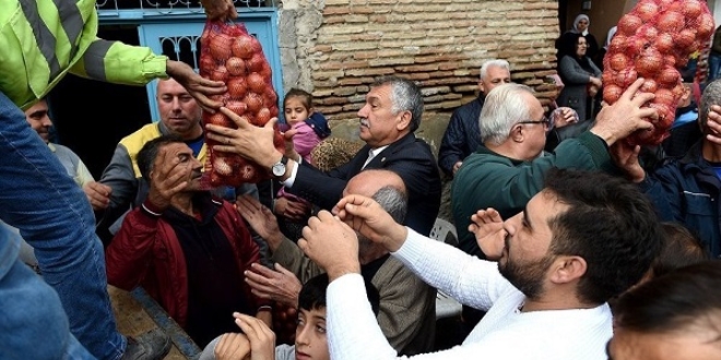 Seyhan Belediye Başkanı soğan dağıttı
