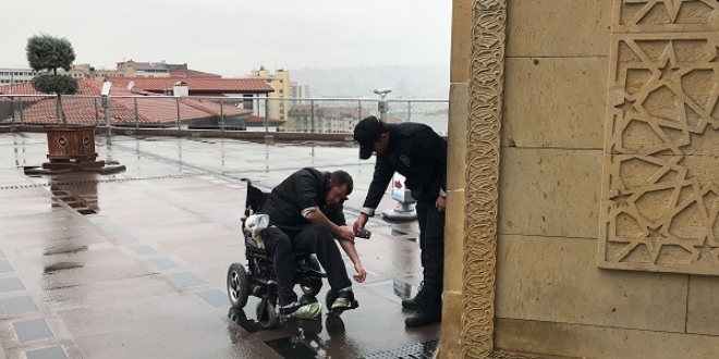 Abdest almakta zorlanan engelliye polis yardım etti