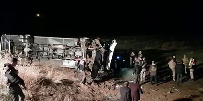 Ar'da yolcu otobs arampole devrildi: 19 yaral
