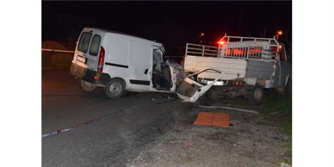 Kamyonet park halindeki araçlara çarptı: 1 ölü, 1 yaralı