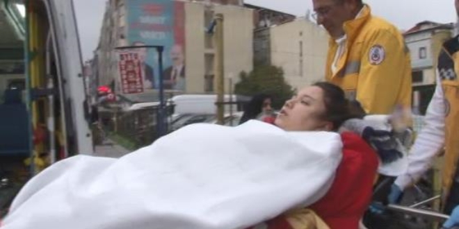 Bağımlı koca sokak ortasında karısını bıçakladı