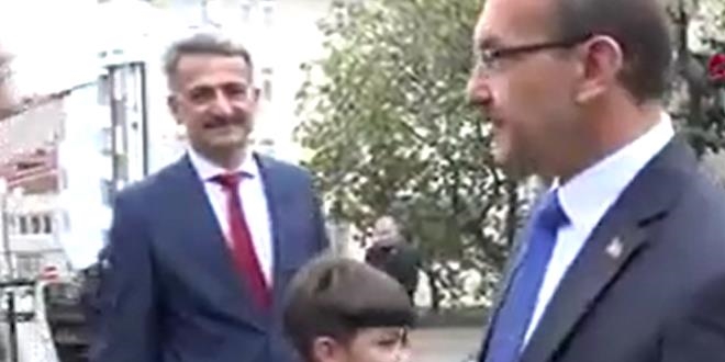 Vali'den küçük çocuğa 'cuma namazı' sürprizi