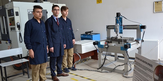 Okulda öğrencileriyle birlikte CNC router makinesi yaptı
