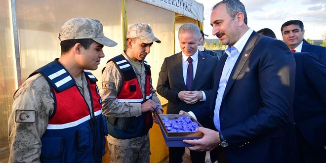 Bakan Gül'den Polislere çikolata ikramı