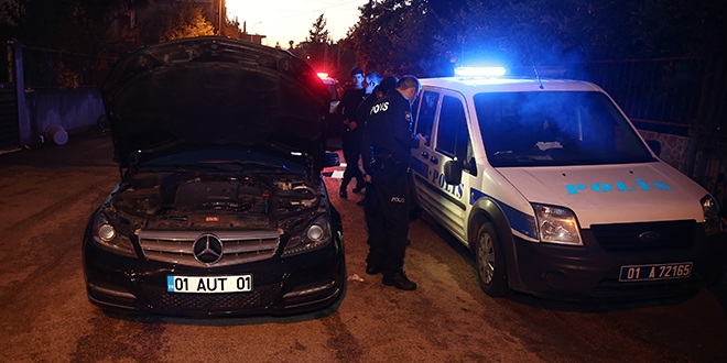 Oğlunu gözaltına alan polislerin üzerine aracını sürdü