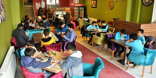 Kitap okuyan müşterilere çaylar ücretsiz