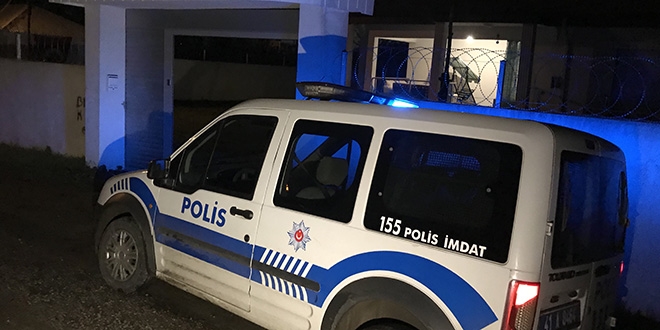 Kontrol i�in evine gelen polis ekiplerine ate� a�t�
