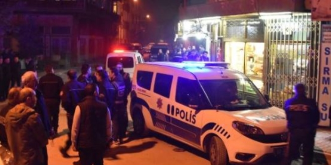Adana'da polise ta�l� ve sopal� sald�r�: 7 g�zalt�