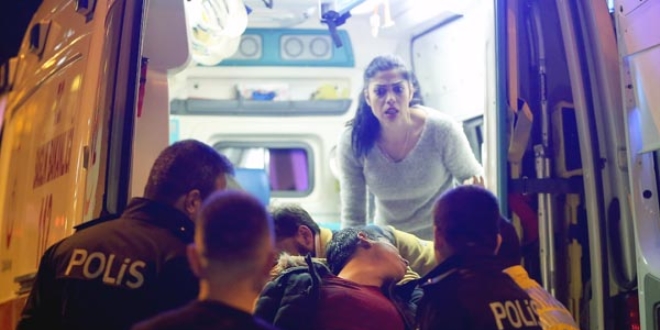 �stanbul'da gece kul�b� �n�nde silahl� kavga!