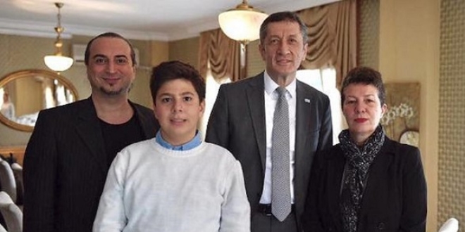 Bakan Selçuk otizmli Ozan Barış ile buluştu