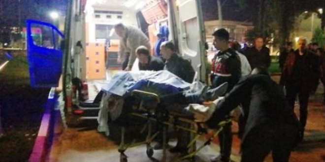 D���n salonunda silahl� kavga: 2 yaral�