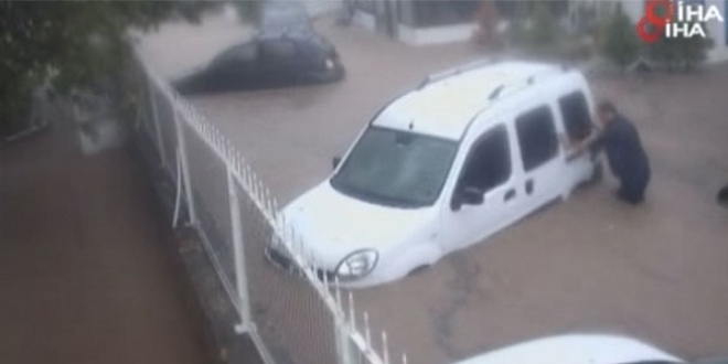 Selde sürüklenen aracını elleriyle tuttu, park etti, iple bağladı