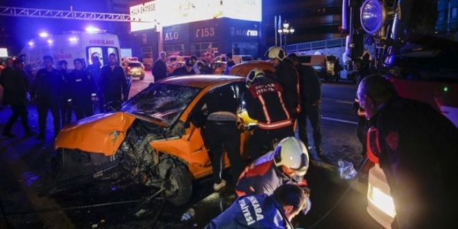 Ba�kentte kontrolden ��kan taksi bariyerlere �arpt�: 3 yaral�