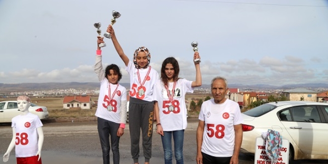 Gardiyan atletten �len o�lu an�s�na yol ko�usu