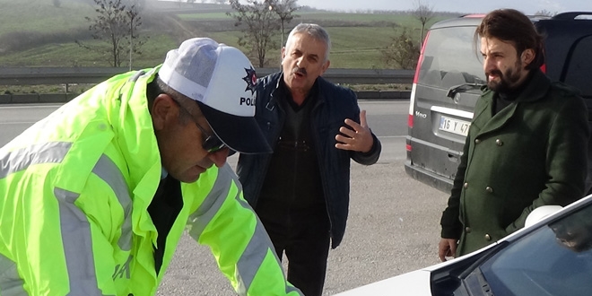 Ceza yazılan araçtaki yolcudan polise tepki