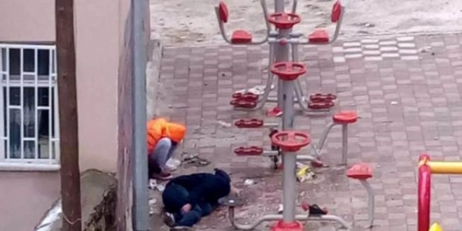 2 genç, çocuk parkında bu halde bulundu