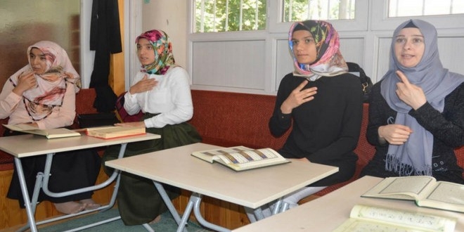 İşaret diliyle Kur'an okumayı öğreniyorlar