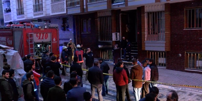 5 katlı binada can pazarı! Bebeği aşağı atmaya çalıştı