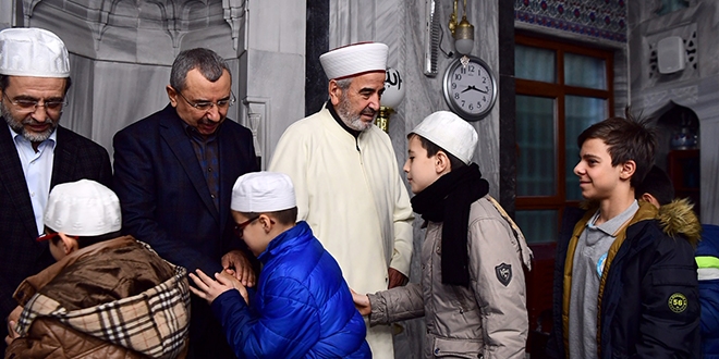 İstanbul Müftüsü sabah namazında geçlerle buluştu