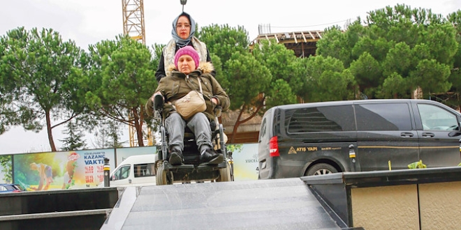 Engellinin yolu taşlı
