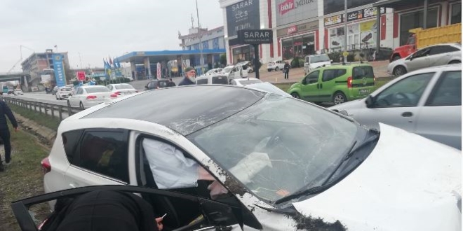 Okula giden kadın öğretmen bariyerlere çarptı