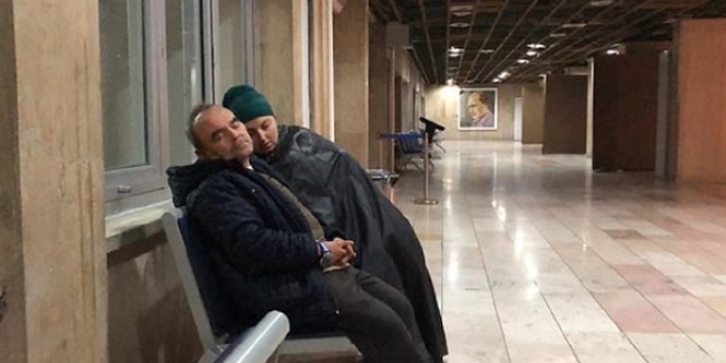 Isınabilmek için her gece hastane koridorlarında yatıyorlar