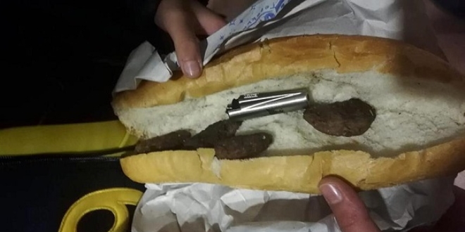 Holiganlar, köfte ekmek arasına çakmak gizlemişler