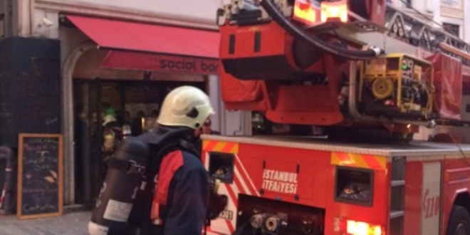 Karaköy'de 9 katlı otelde yangın paniği
