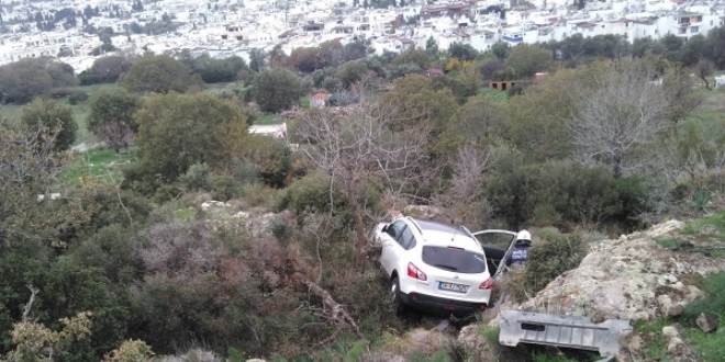El freni çekilmeyen cip kontrolden çıktı: 2 yaralı