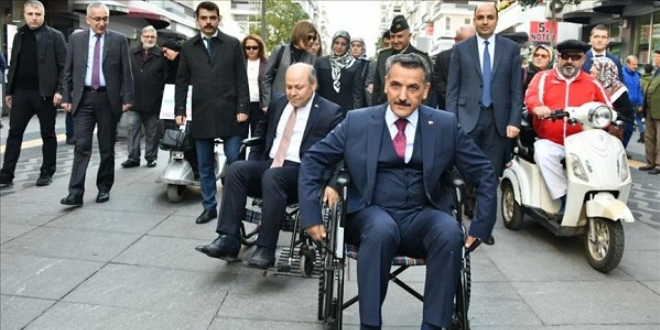 'Engelsiz yrye' katlan Vali tekerlekli sandalye kulland