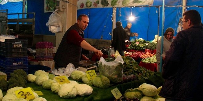 Bu pazarda 'muz, portakal, limon' satmak yasak