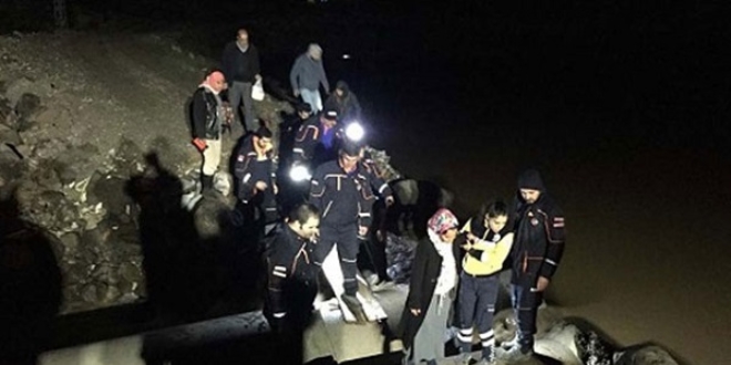 Köprüsü yıkılan mahallede, hamile kadın için seferberlik