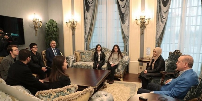 Erdoğan çaya davet ettiği öğrencileri Külliye'de ağırladı