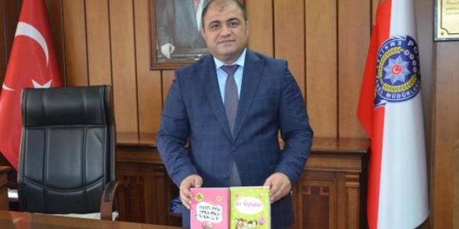 Emniyet m�d�r�nden kitap ba����