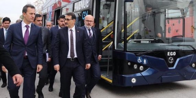 Bakan D�nmez'den madenci ailesine s�rpriz ziyaret