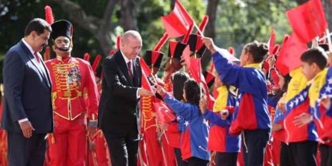 Maduro yere düşen Türk bayrağını kaldırdı